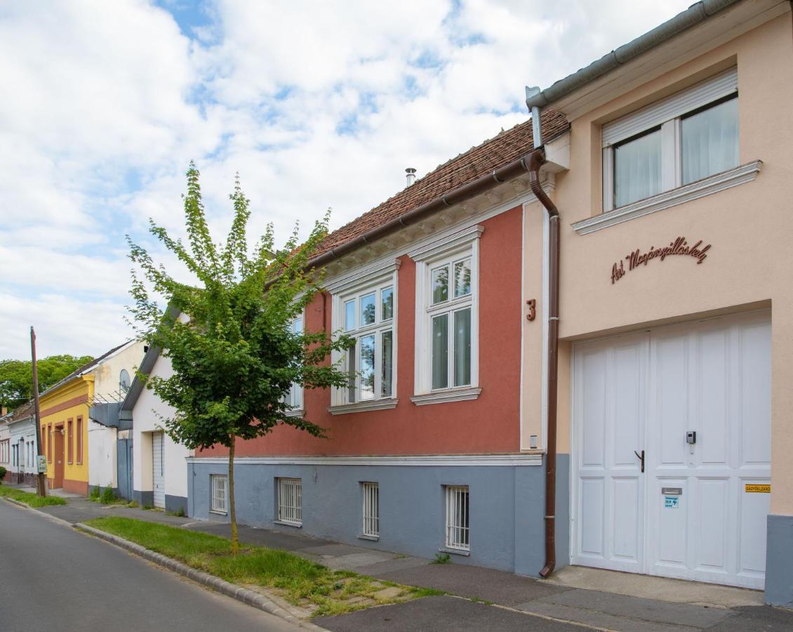 Art Maganszallashely Debreţin Exterior foto