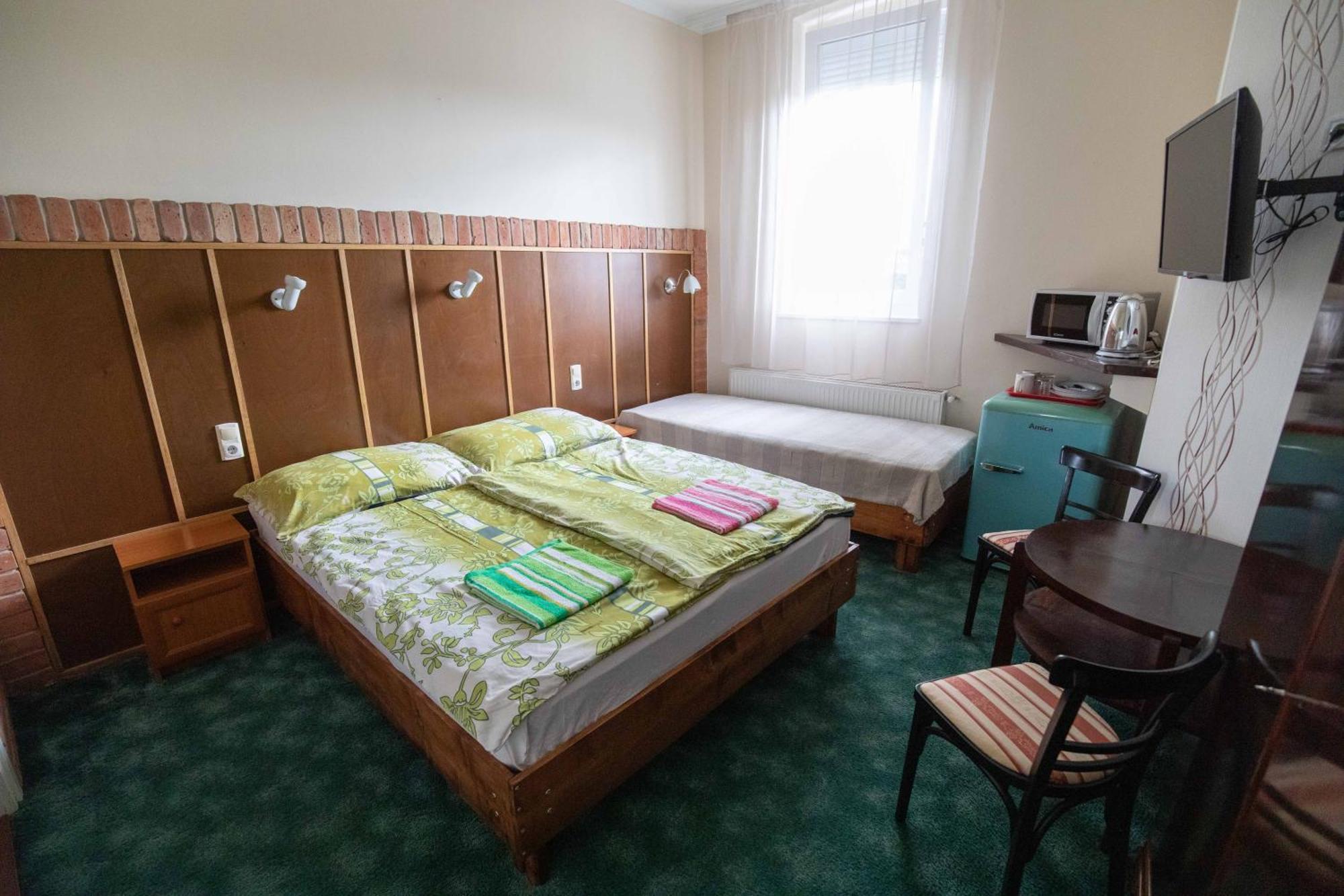 Art Maganszallashely Debreţin Cameră foto